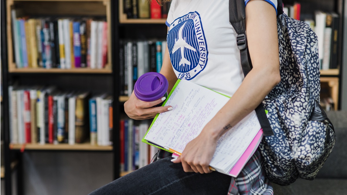 Los artículos universitarios suelen ser prácticos para la vida de los estudiantes. (freepik.es)