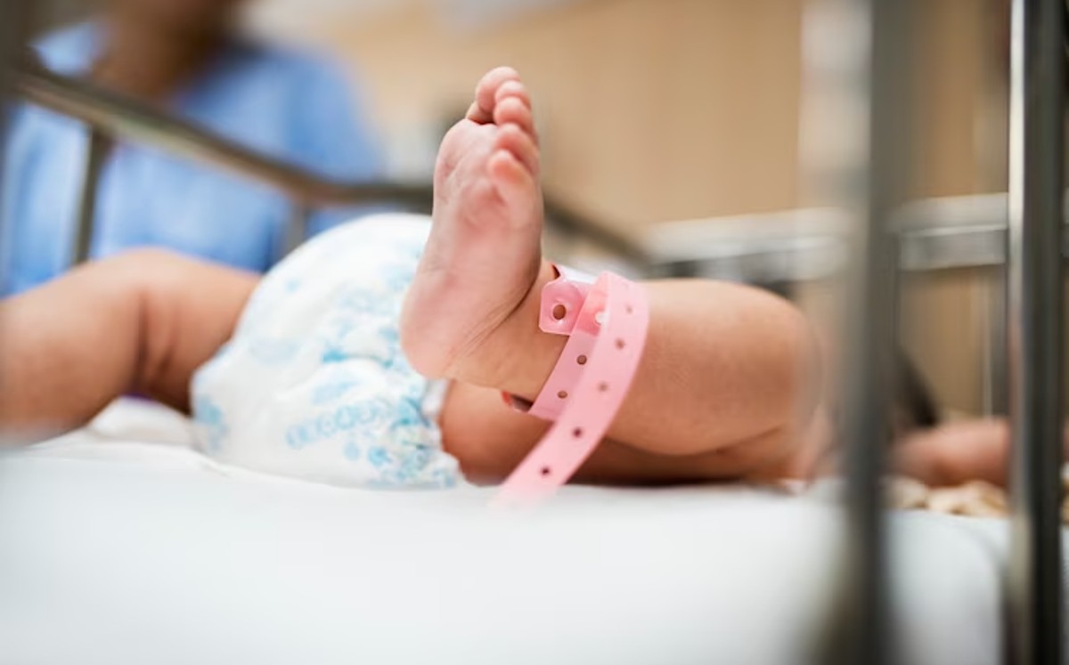 El bebé fue abandonado por sus padres en una clínica de Sonora. | Freepik