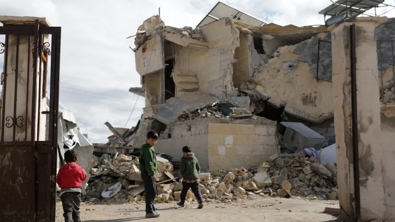 Captan derrumbes por terremotos en Turquía y Siria, van 41 mil muertos