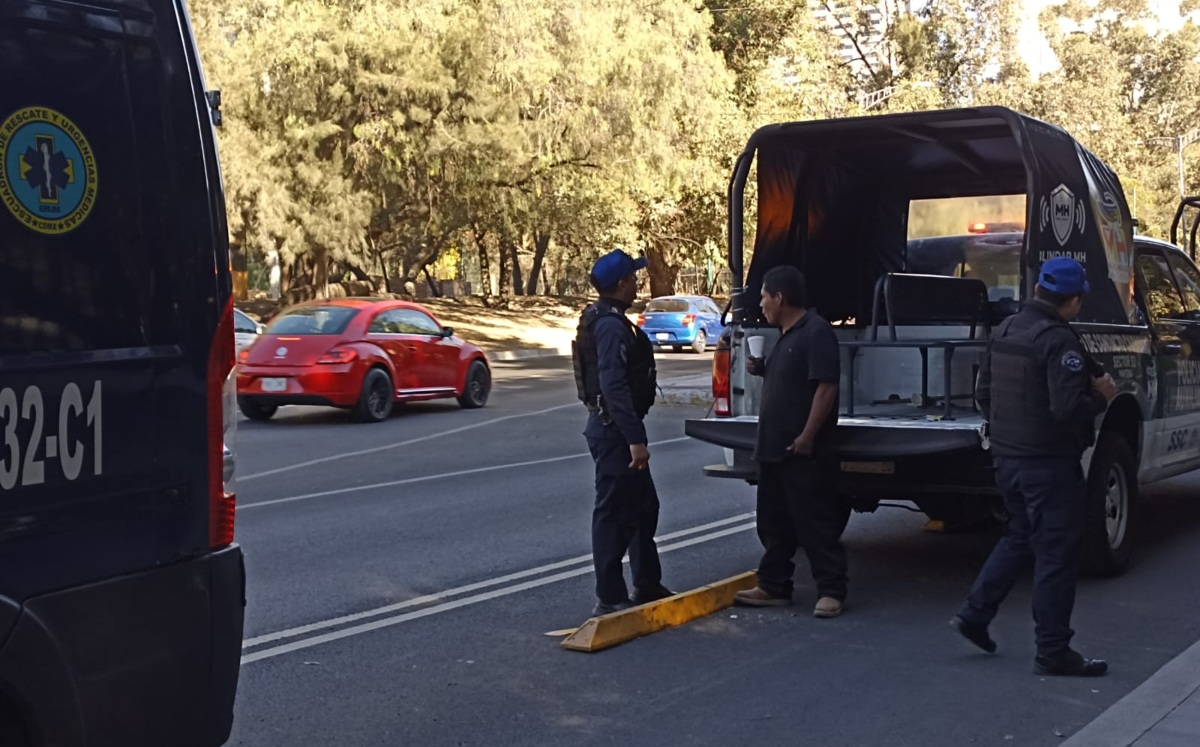 En CdMx, policías salvan a hombre de lanzarse a túnel en Miguel Hidalgo