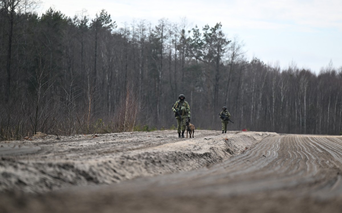 Ejército de Bielorrusia entrena cerca de frontera con UE; país, apegado a la paz: militar  | AFP