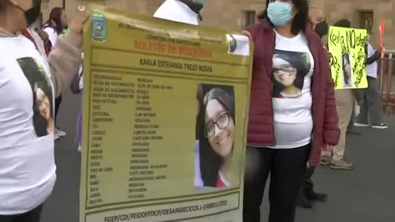 Familiares de joven desaparecida en Puebla se manifiestan en el Zócalo de CdMx