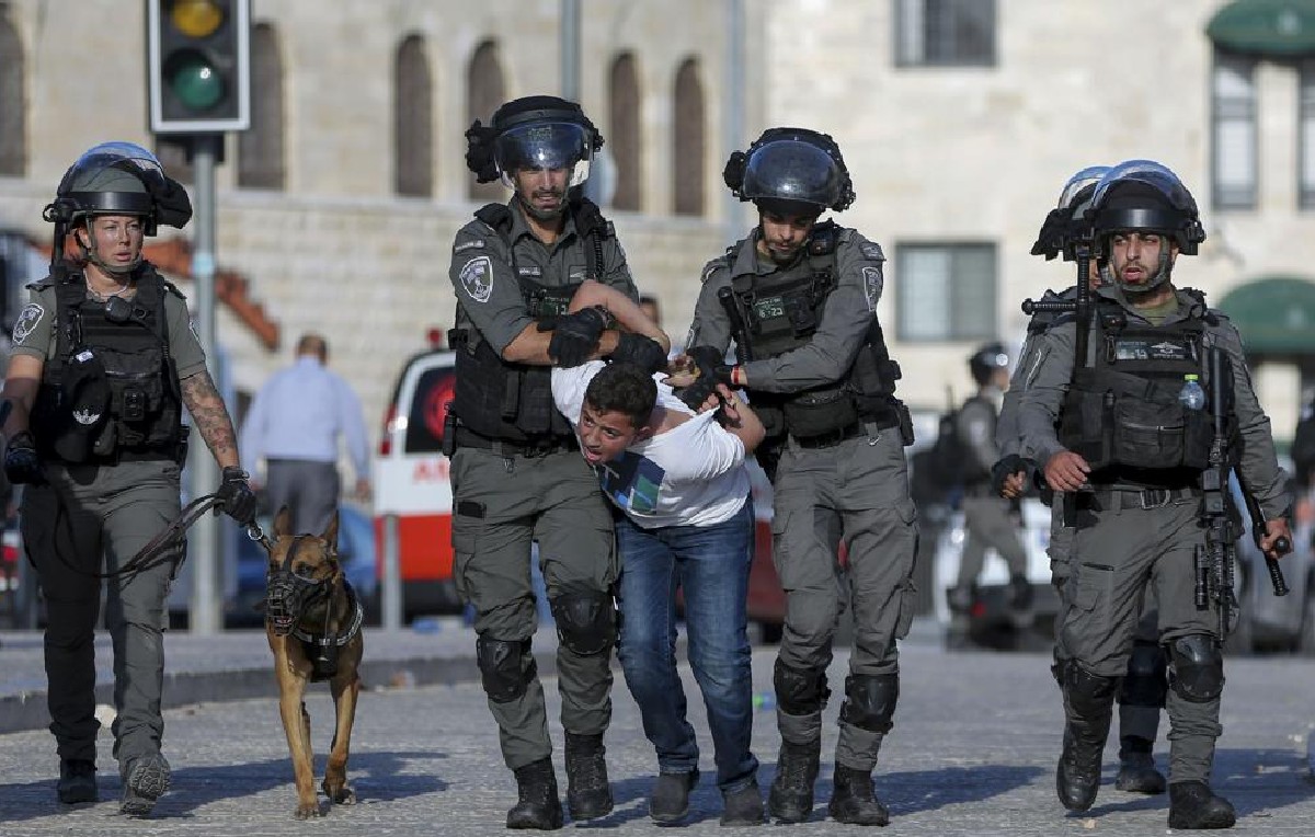 Oficiales de Israel deteniendo a un manifestante palestino (AP)