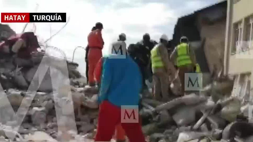 Rescatistas noruegos buscan a dos personas bajo escombros en Turquía