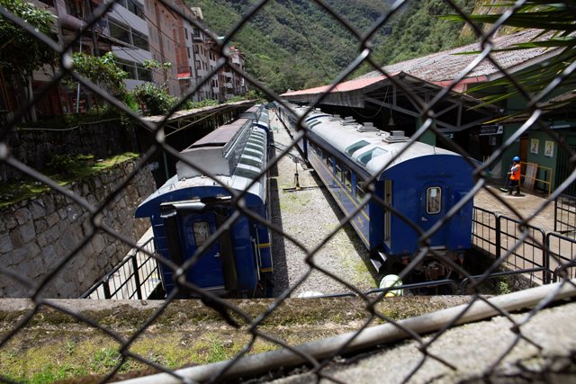 Trenes detenidos en la estación de tren de Aguas Calientes, cerca de Machu Picchu.| AP