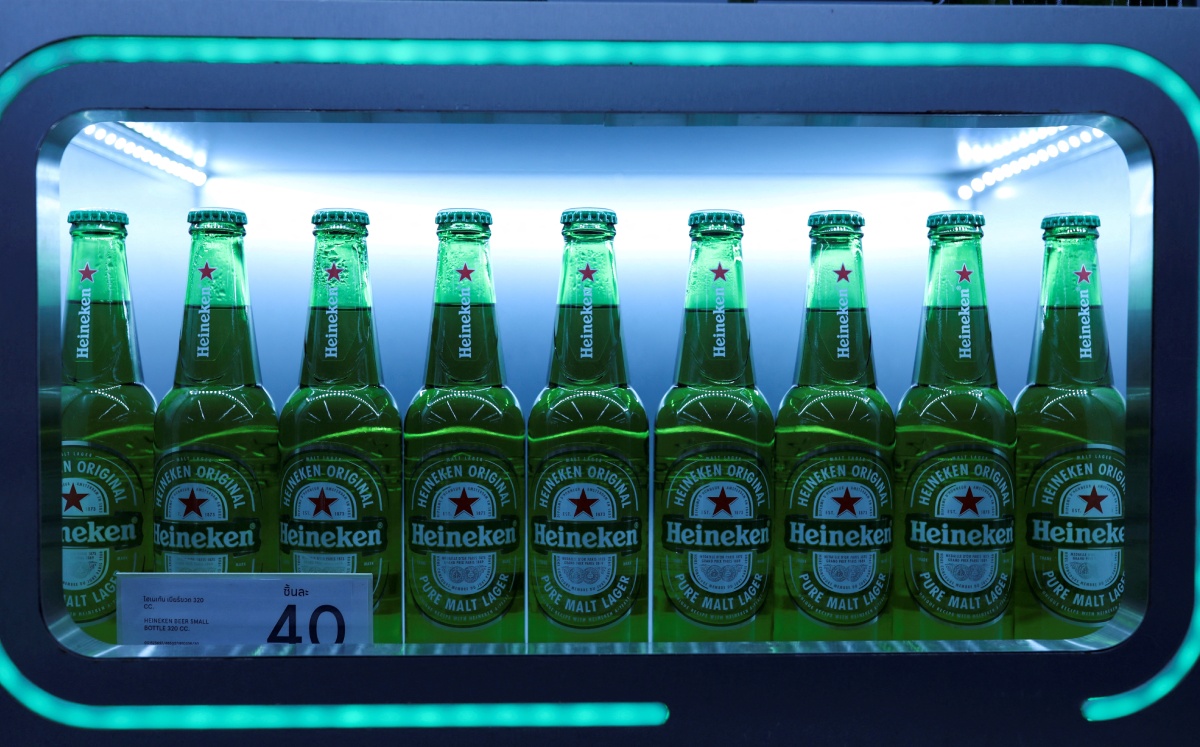 Botellas de cerveza Heineken en supermercado en brote del covid-19, en Bangkok, Tailandia. Octubre de 2020. Foto: (Reuters)