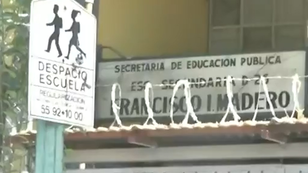 En CdMx, trasladan a menores intoxicados por inhalar sustancias químicas en escuela secundaria