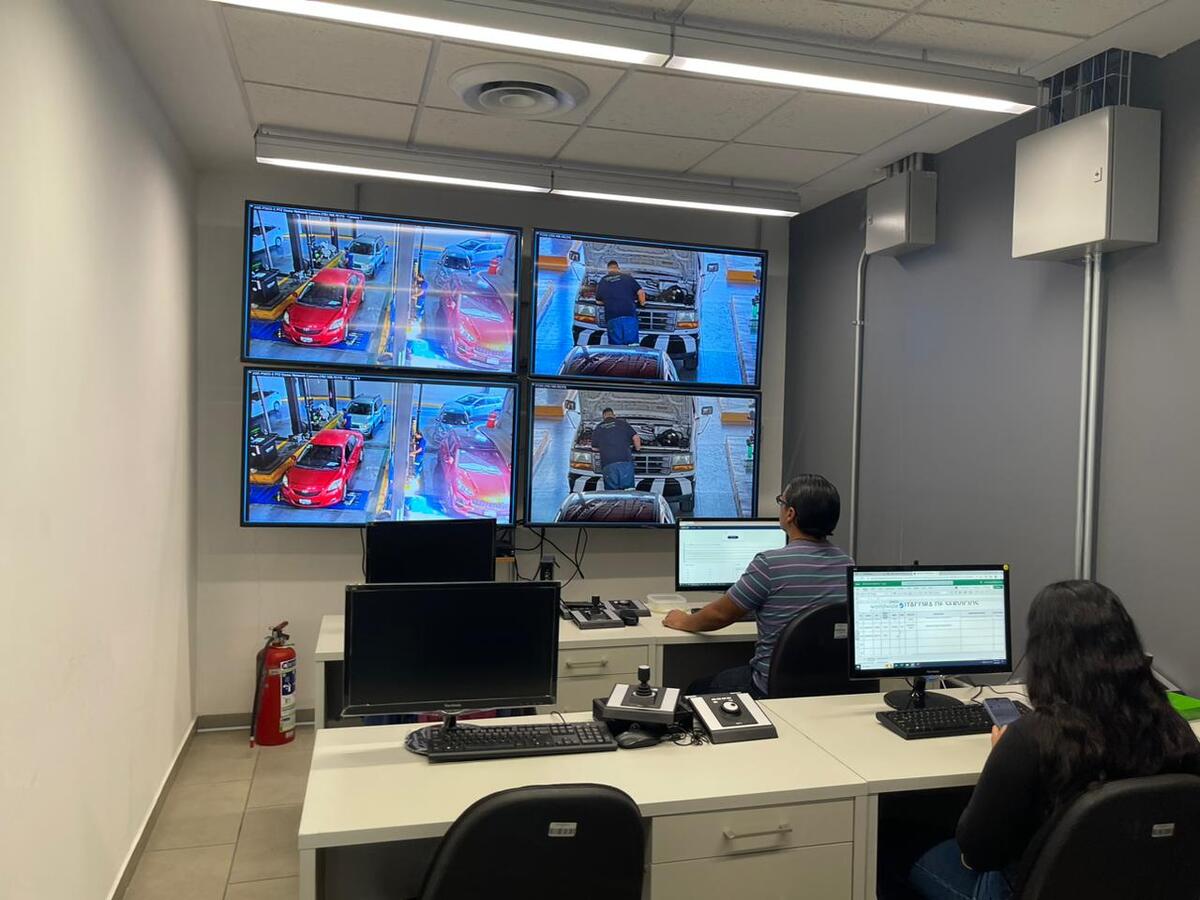 Los 14 centros de verificación que cuentan en todo el estado, son vigilados de manera simultáneamente desde centro de control. (Karla Rodríguez)