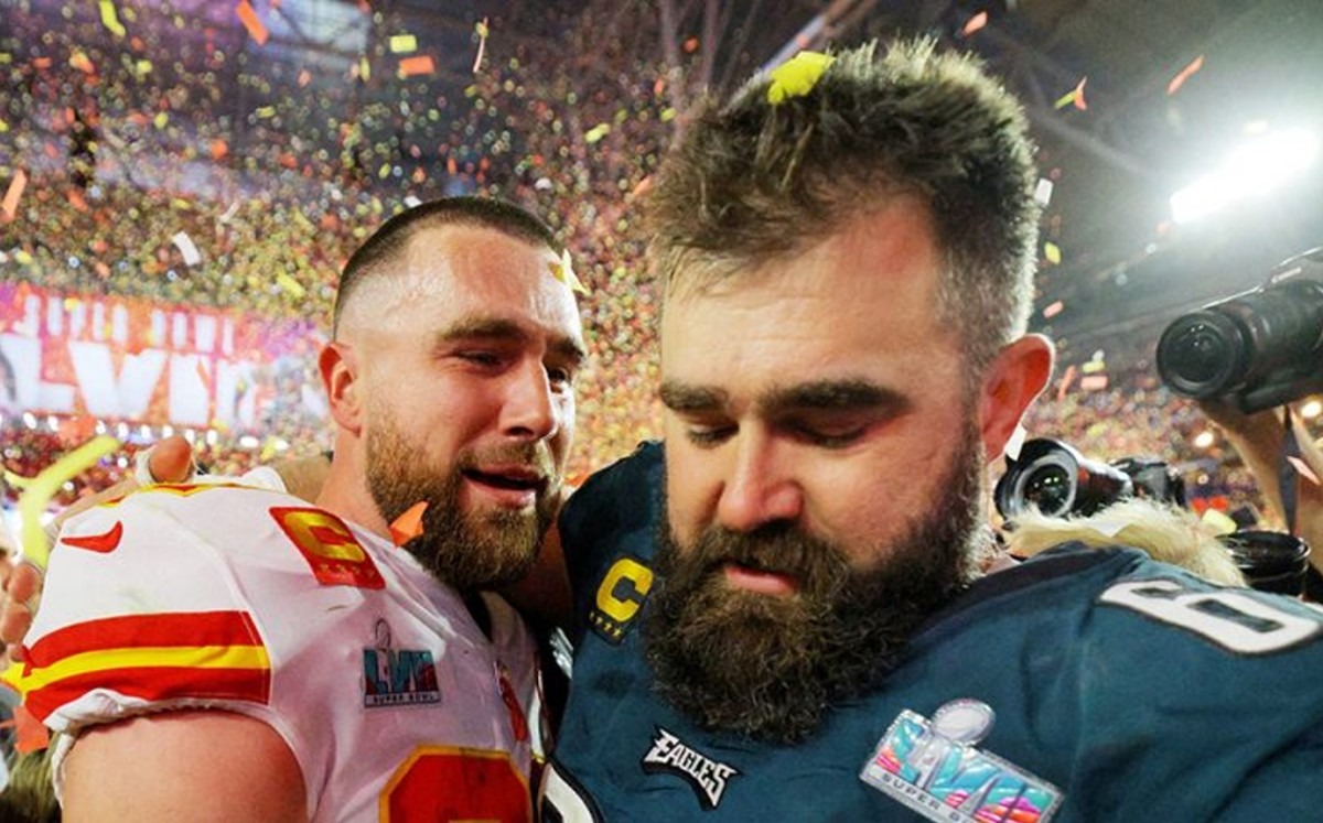 Así consoloba Travis a Jason después del partido. (Foto: Reuters)