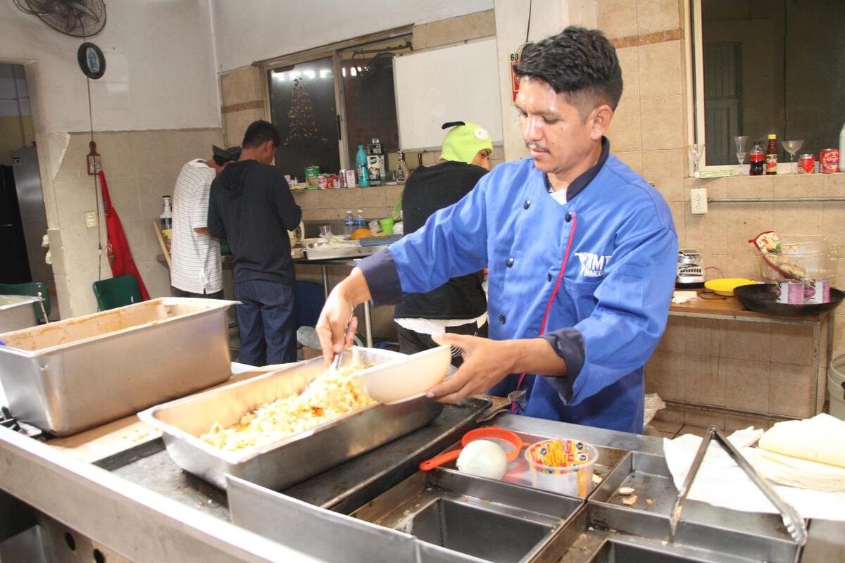 Se informó  que existe un déficit de 13 mil plazas en la industria restaurantera. Foto: Leonel Rocha
