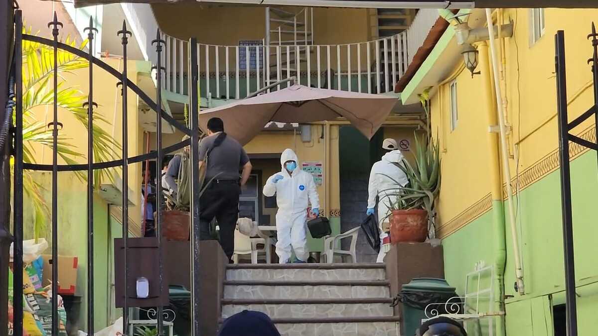 La entrada del hotel fue acordonada, mientras peritos de la FGE realizaban las investigaciones | Rogelio Agustín