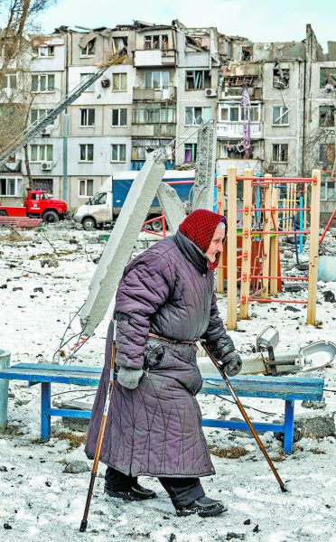 Una mujer camina por la bombardeada región de Donetsk . Marko Djurica/Reuters