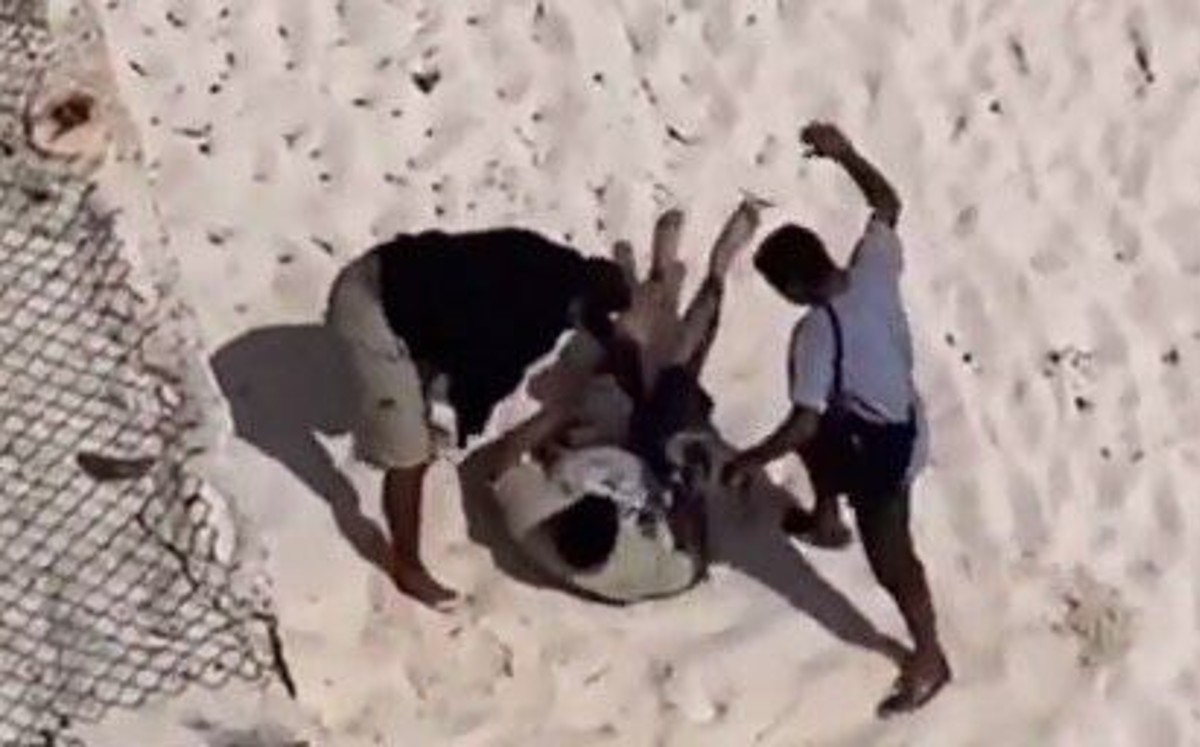 El vendedor ambulante fue agredido en la zona de playa de Cancún. | Especial