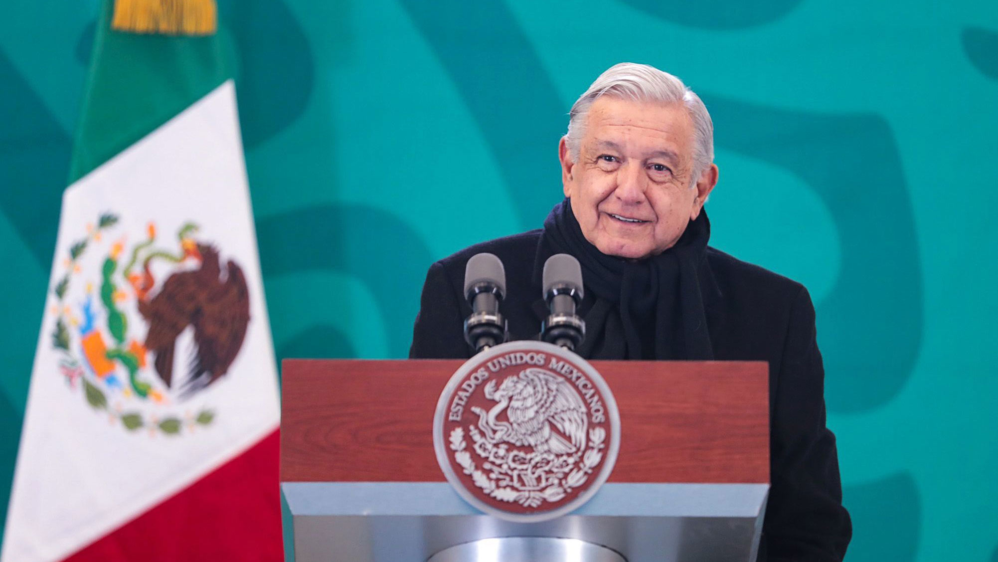 AMLO ironiza salida del AIFA para comprobar torre de control chueca y supuesto cerro