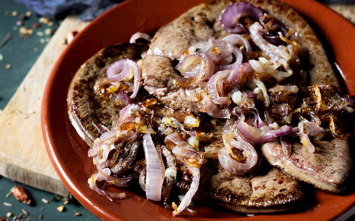 Hígado encebollado. | Taste Atlas