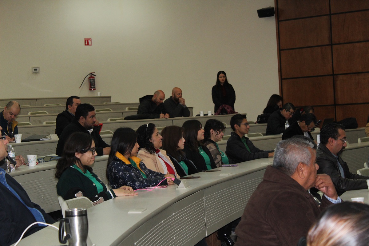 Jóvenes se encontraron interesados por la conferencia. (Claudia Luévano)