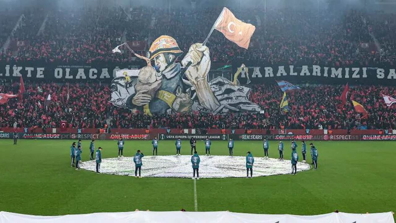 Perrito rescatista Proteo brilla en tifos más espectaculares de Champions y Europa League