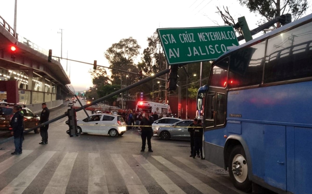 Autobús choca con puesto semifijo, parabús y semáforo en CdMx Grupo Milenio Autobús choca con puesto semifijo, parabús y semáforo en CdMx Grupo Milenio