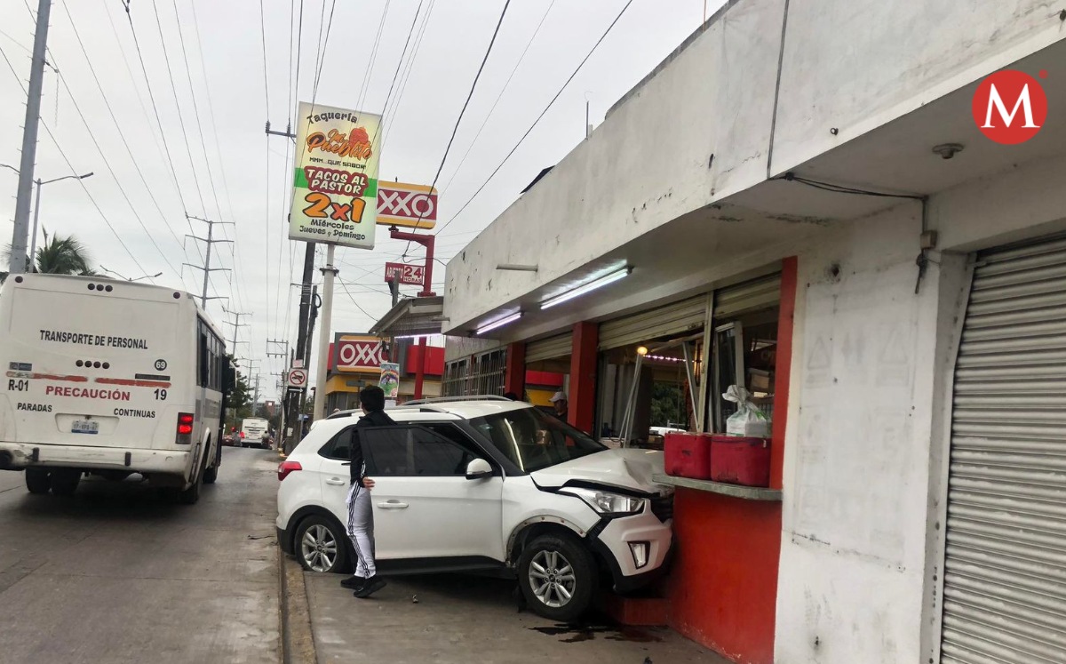 Conductor se mete a taquería con todo y camioneta en Tampico. (Jaime Maya)