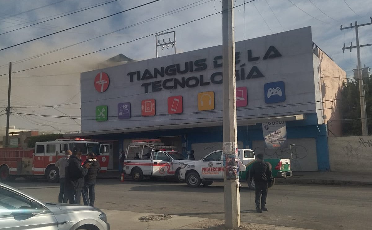 Incendio en Tianguis de la Tecnología de Gómez Palacio consume mercancía electrónica | Milenio Digital