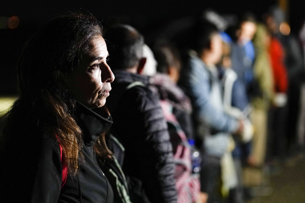 Migrante cubana aguarda a ser procesada tras cruzar la frontera con México y entregarse a las autoridades estadounidenses para solicitar asilo. (AP)