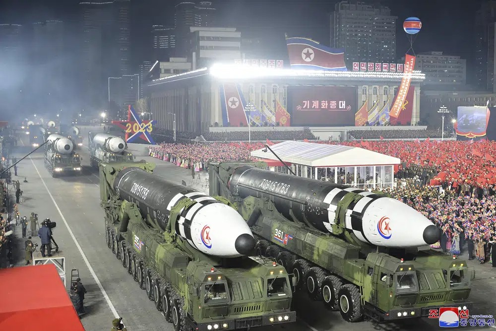 Norcorea lanza misil mientras EEUU, Seúl preparan maniobras | AP