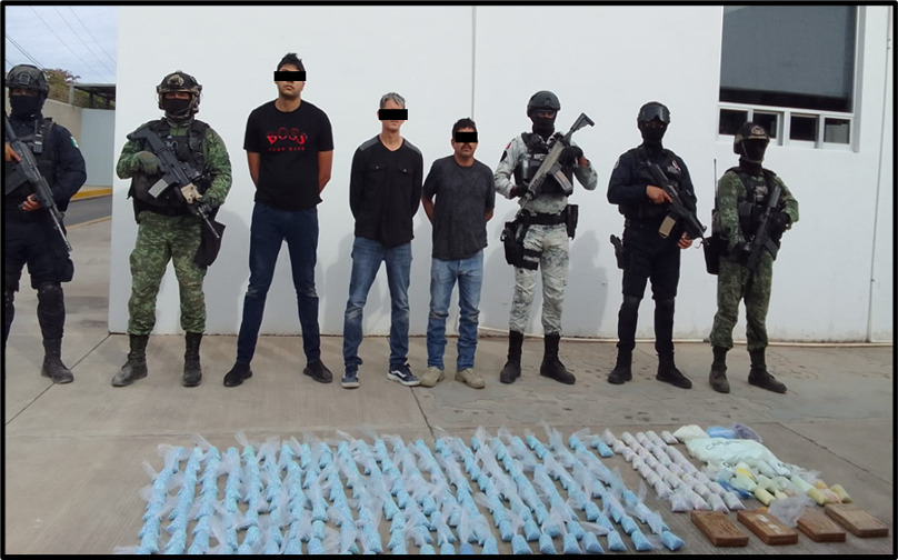 Las autoridades decomisaron un centro de manufactura de pastillas de fentanilo.
