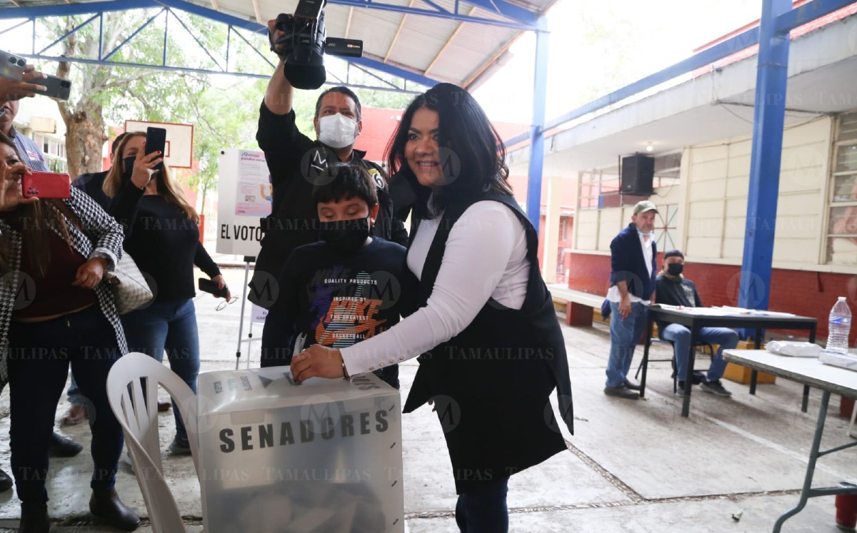 Emite su voto la presidenta de la Junta de Coordinación Política del Congreso del Estado, Úrsula Salazar Mojica. (Yazmín Sánchez9