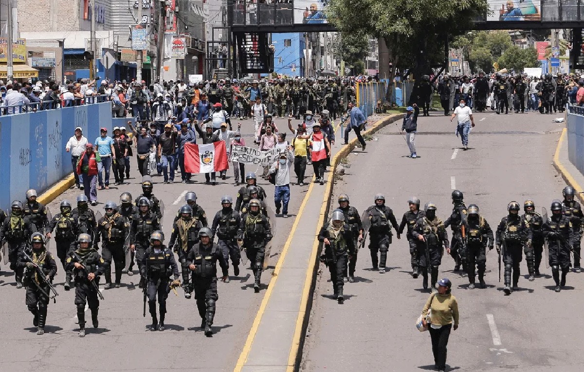 Fuerzas del orden en manifestaciones en Perú (Reuters)
