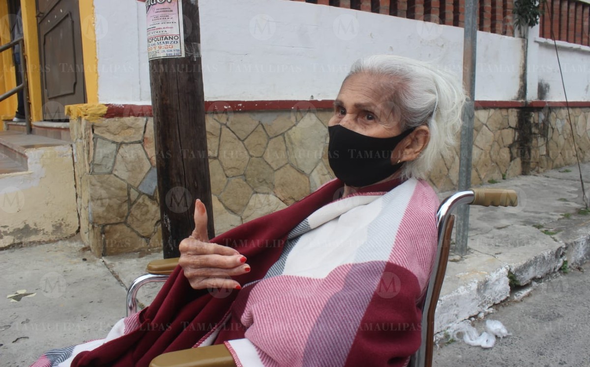 Mujer de la tercera edad vota en silla de ruedas. (Sergio Sánchez)
