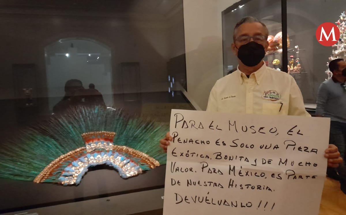 Con protesta veracruzano pide que devuelvan el Penacho de Moctezuma