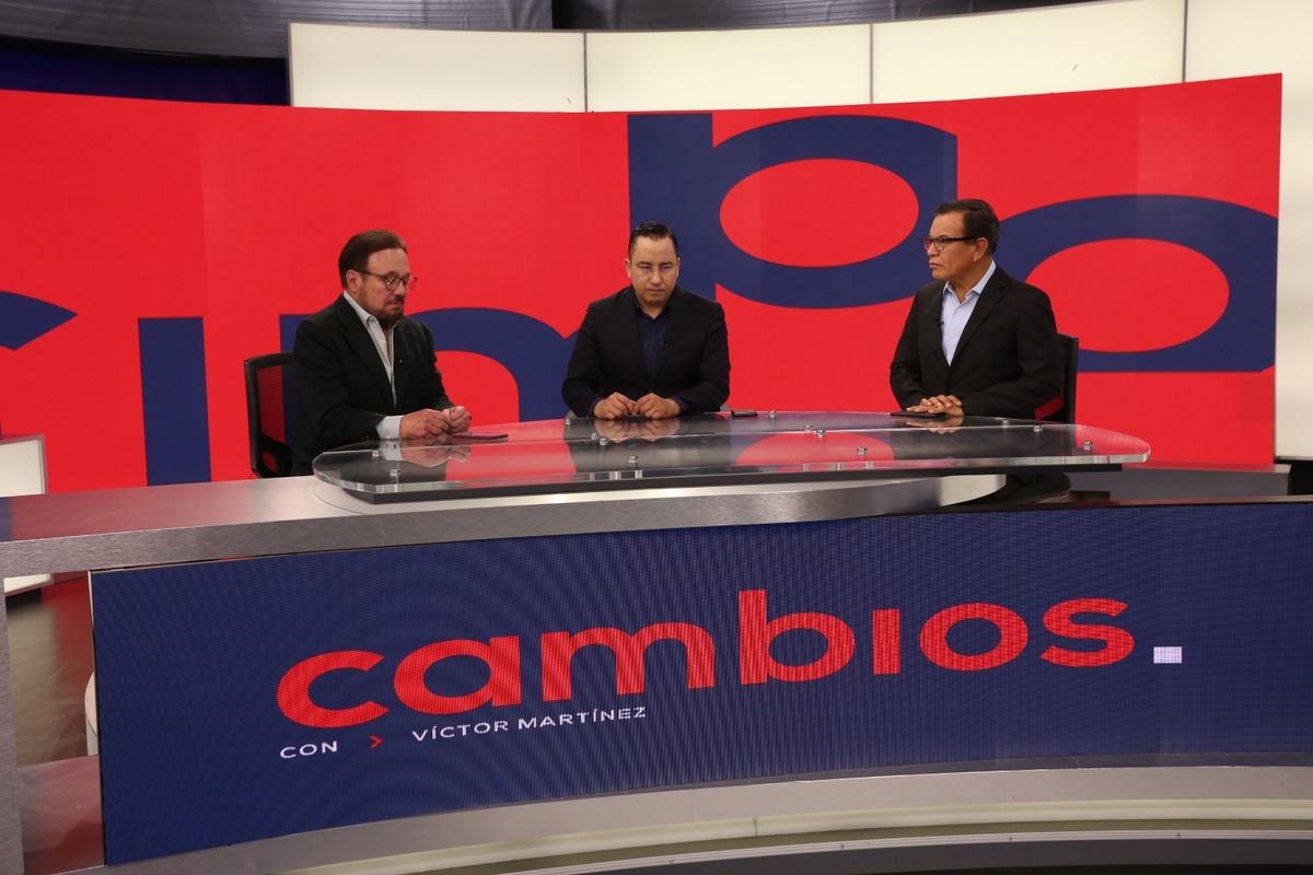 El analista político, Javier Sepúlveda Martínez, y el periodista Gilberto Marcos Handal durante el programa Nuevos Cambios que conduce Víctor Martínez