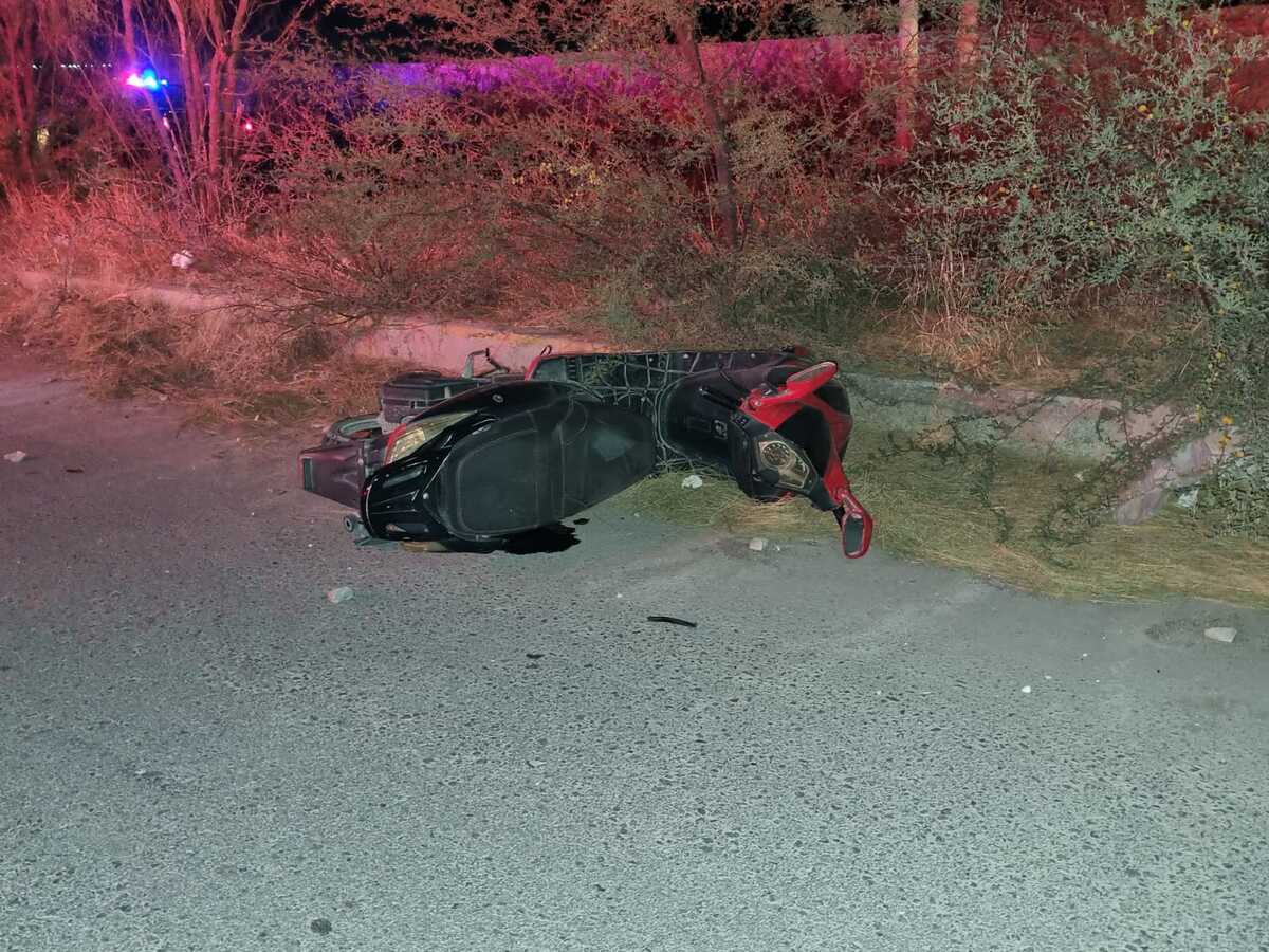 Hasta el momento las autoridades desconocen si se trató de un derrape o si fue impactado por otro vehículo que huyó. | Especial