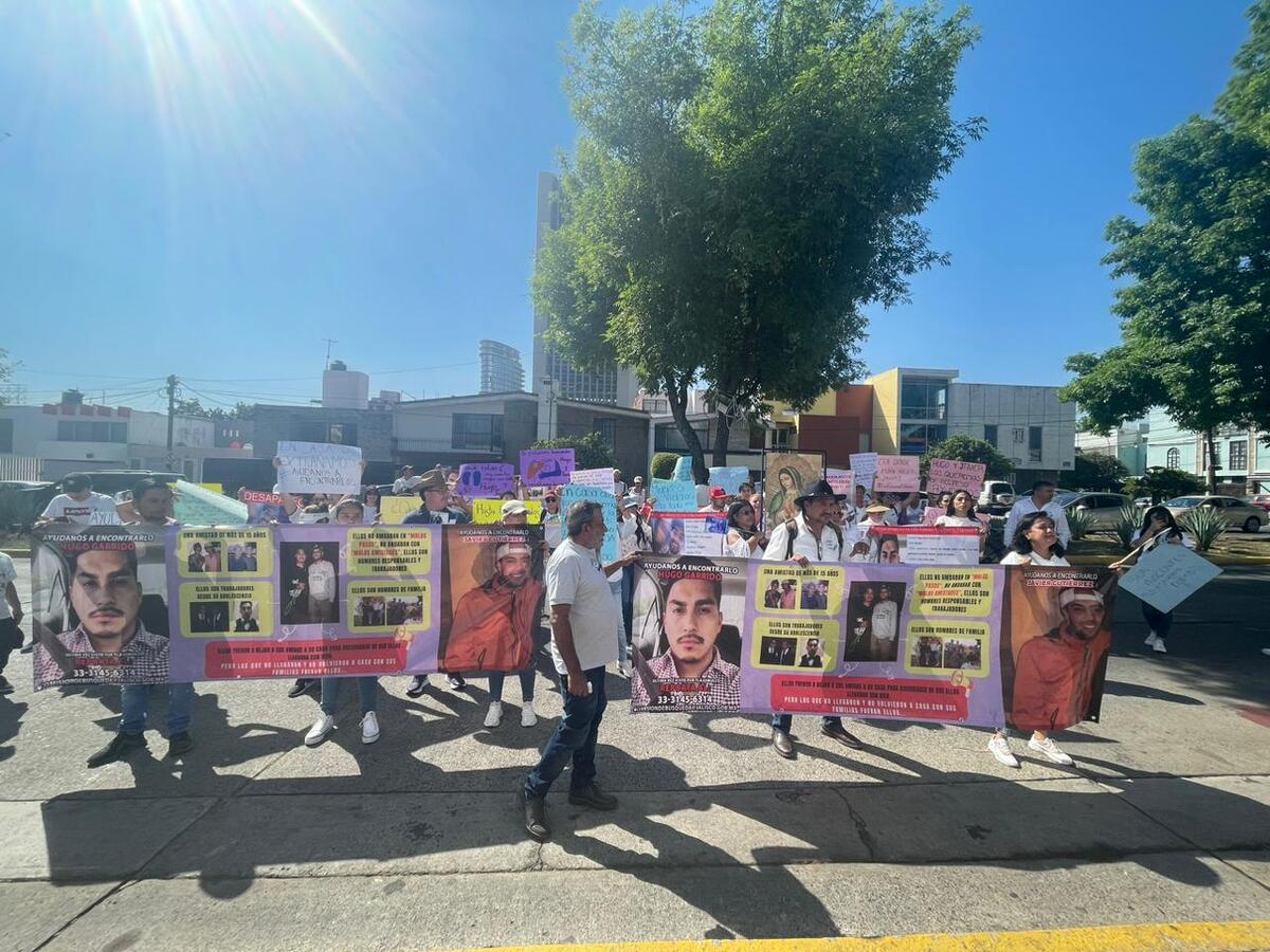 Familiares de Hugo César Garrido y Javier Gutiérrez Madero  se manifestaron en Casa Jalisco. (Karla Rodríguez)