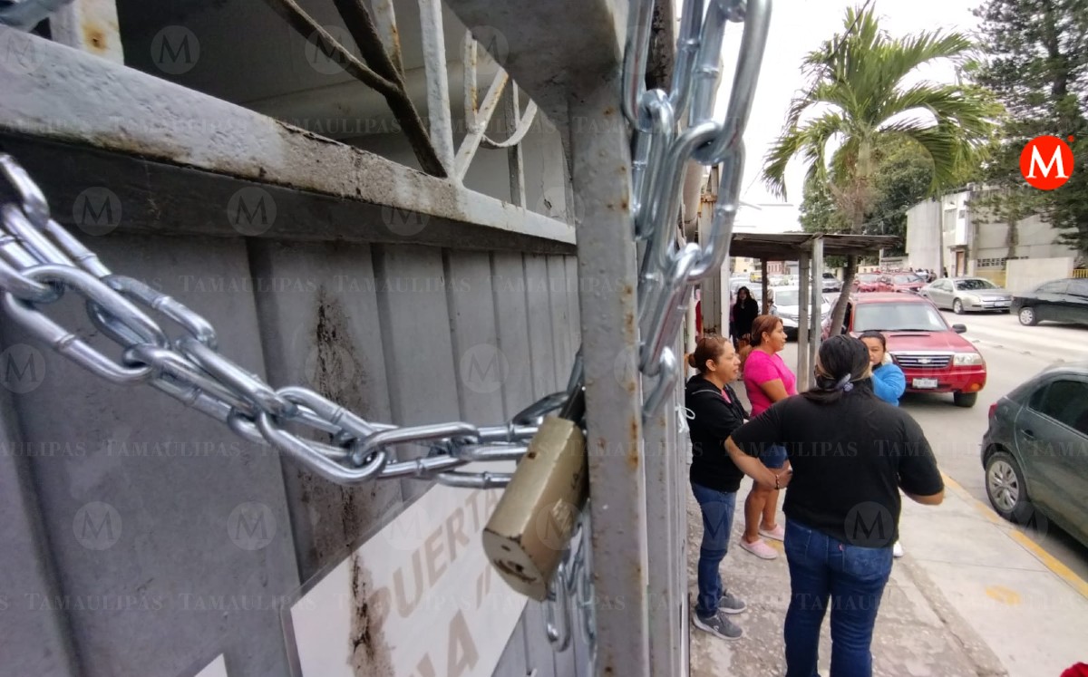Padres de familia cierran escuela de Tampico. (Sergio Sánchez)