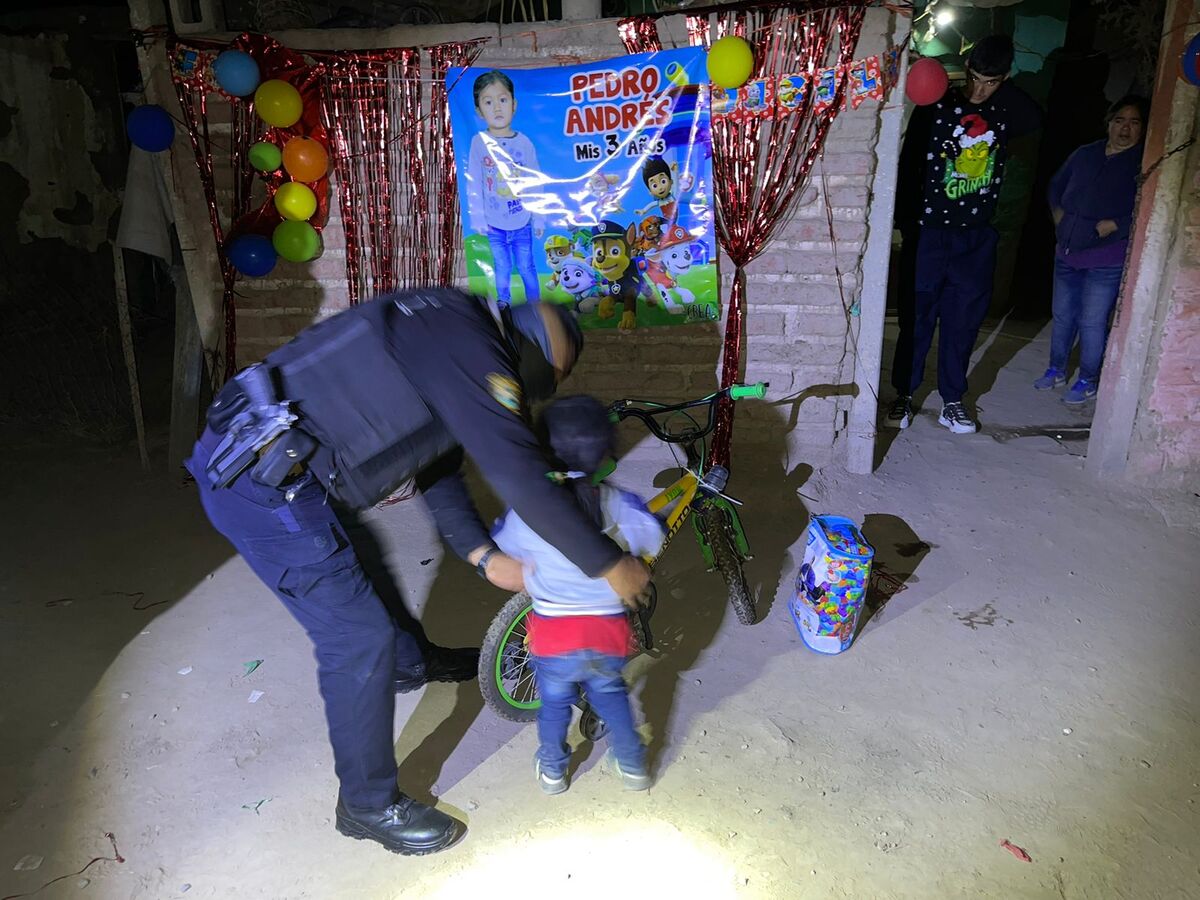Policías y Bomberos de Coahuila regresan felicidad a Pedrito en su fiesta de 3 años | Damián Ramírez