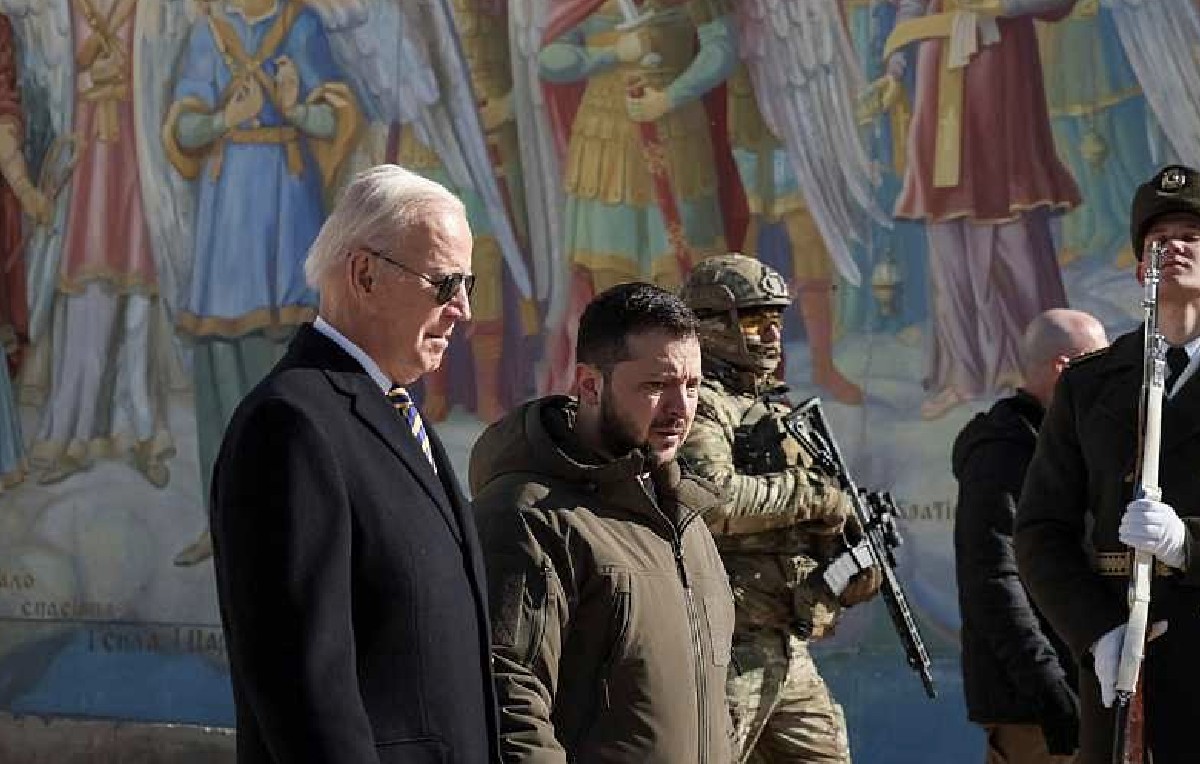 Presidente Biden acompañado del mandatario ucraniano Zelenski (Reuters
