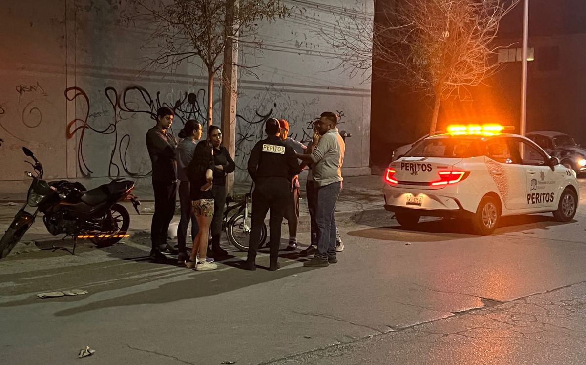 Adolescente de 13 años resulta lesionado tras ser arrollado por motocicleta en Torreón.