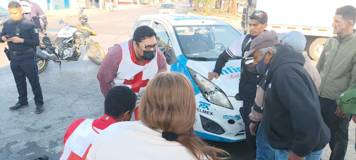 El auto impactó a dos jóvenes que iban en motocicleta. (Notivox Digital)