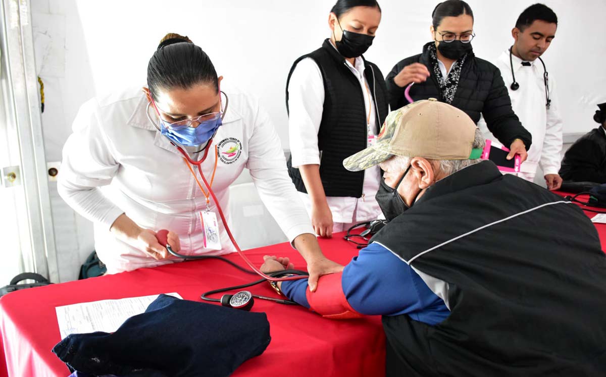 La brigada consiste en realizar pruebas de glucosa, presión arterial, talla y peso. (Especial)