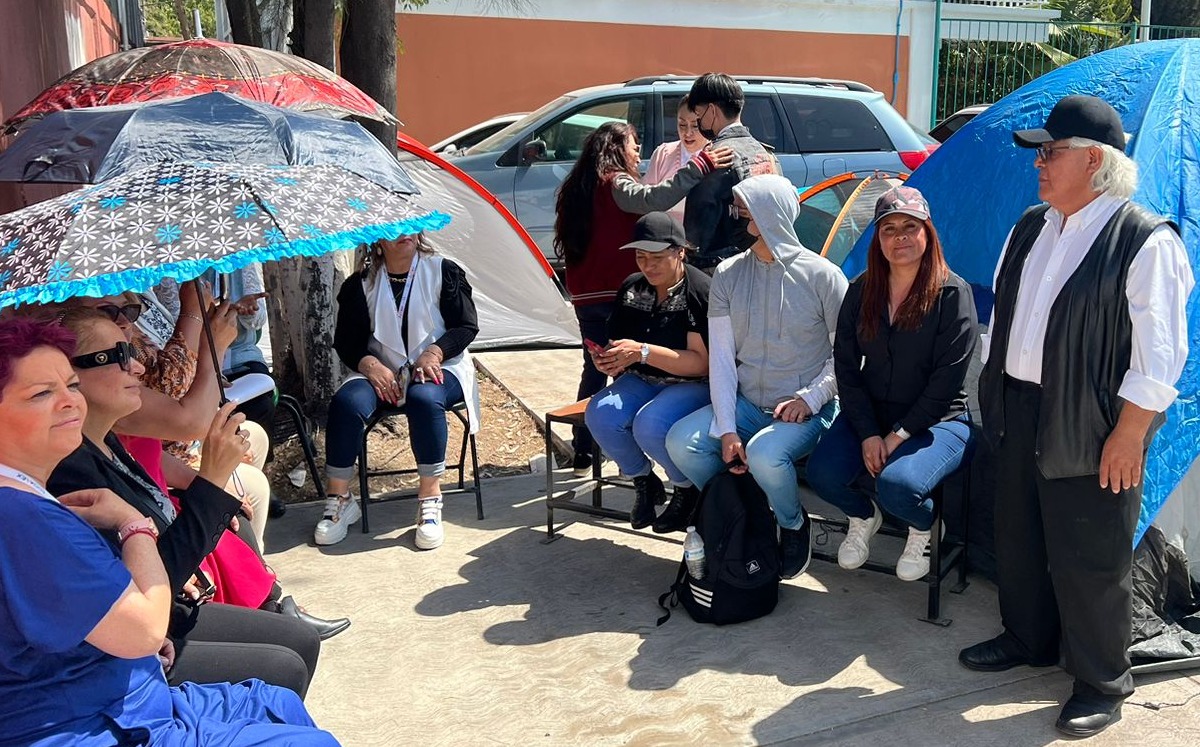 Maestros de la Preparatoria n. 4 en Neza comienzan huelga de hambre para evitar que les quiten sus instalaciones. Zuleyma García