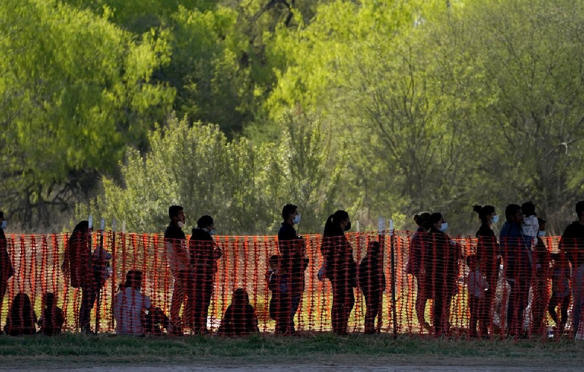 Migrantes haciendo fila en oficinas de la CBP en Texas (AP)