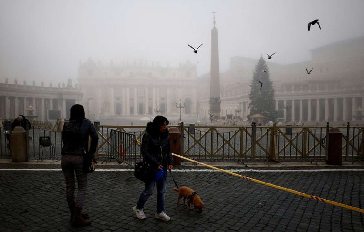 Plaza de San Pedro en el Vaticano envuelta en neblina (Reuters)