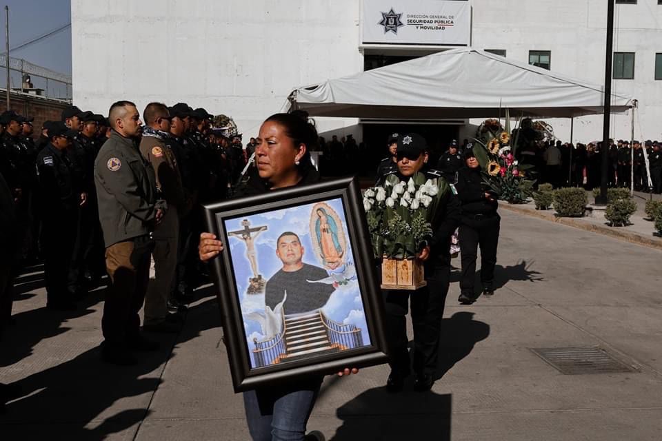 Rinden homenaje de cuerpo presente a policías atropellados en Texcoco. Especial
