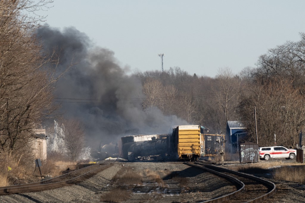 Tren de carga descarrilado en East Palestine, Ohio. (Foto: AFP)