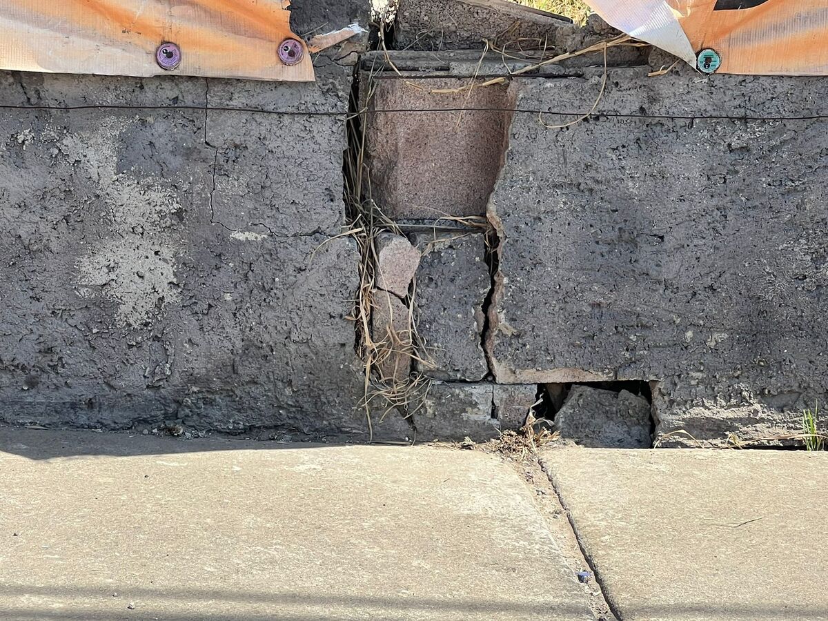 Vecinos de Chalco abandonan sus casas por temor a grietas. Especial