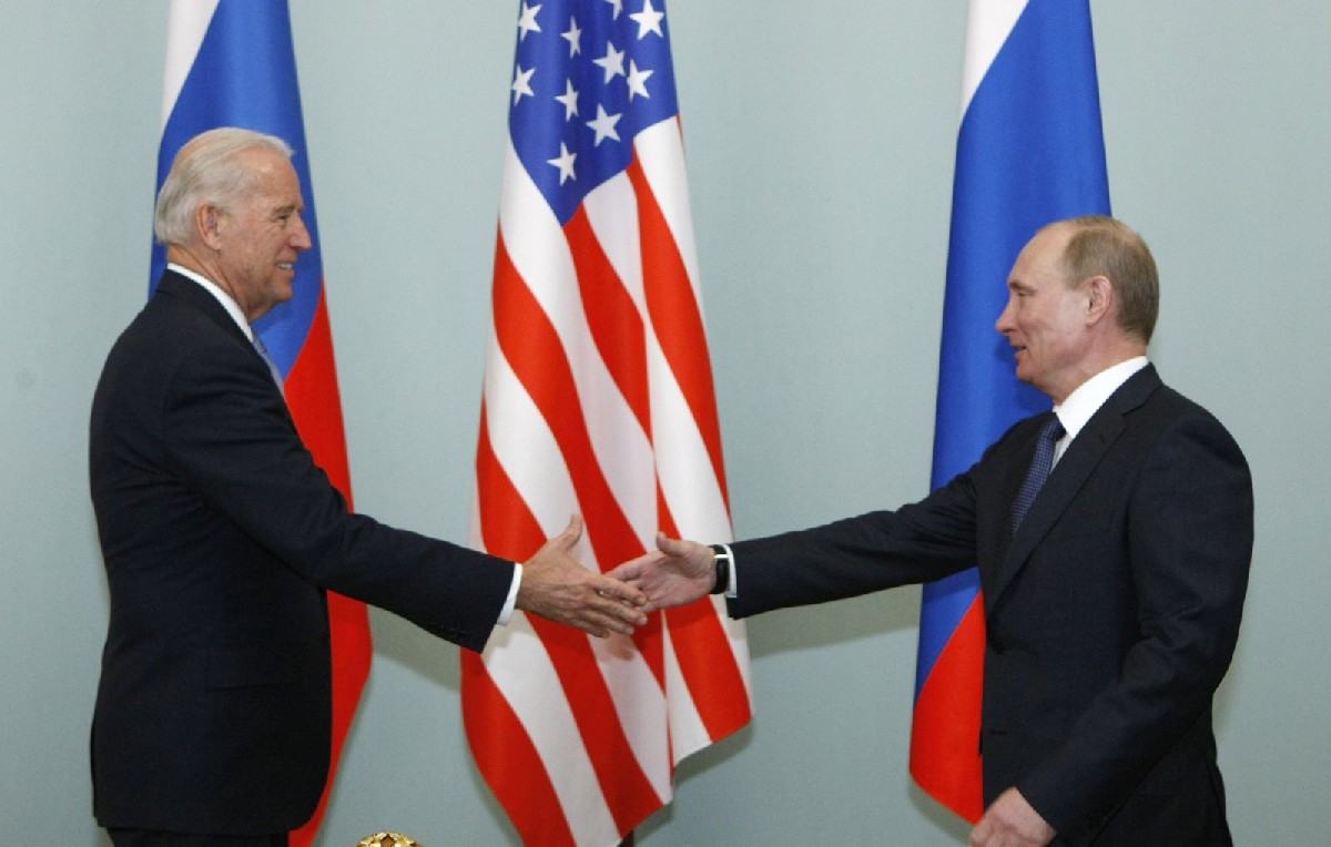 Vladimir Putin y Joe Biden en Moscú durante la vicepresidencia del estadunidense (AP)