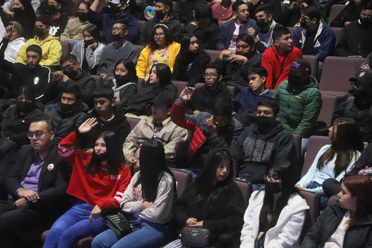 Los alumnos se reunieron en el Teatro de la Ciudad para escuchar el discurso por parte del alcalde. Foto: Especial