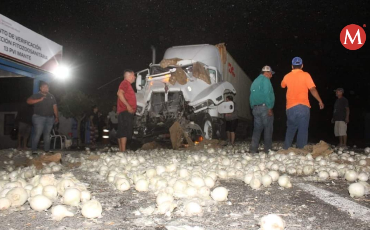 Chocan camión cargado de cebolla y tráiler en carretera Mante-Tampico.