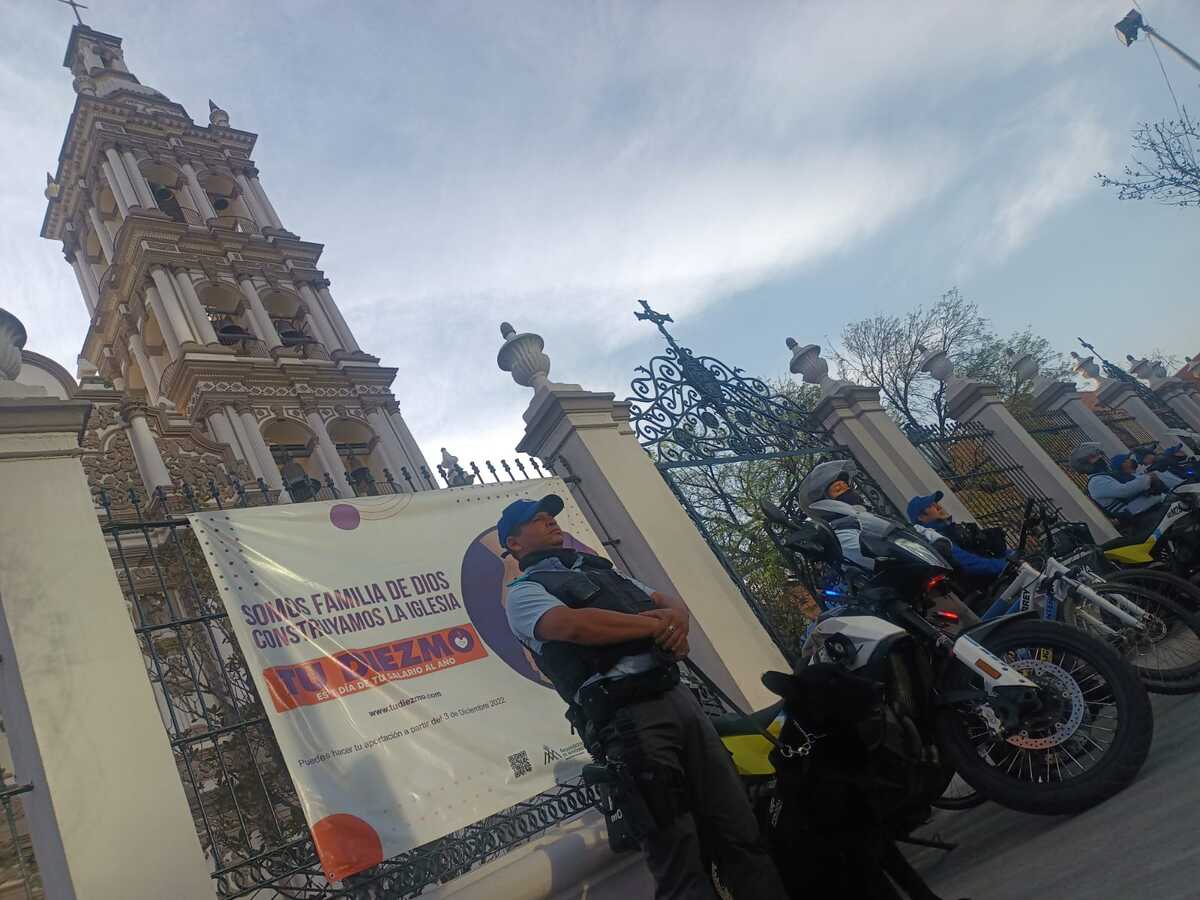 Desde las 08:00 horas, elementos de Policía y Tránsito de Monterrey iniciaron este dispositivo en diferentes iglesias. Eduardo Mendieta